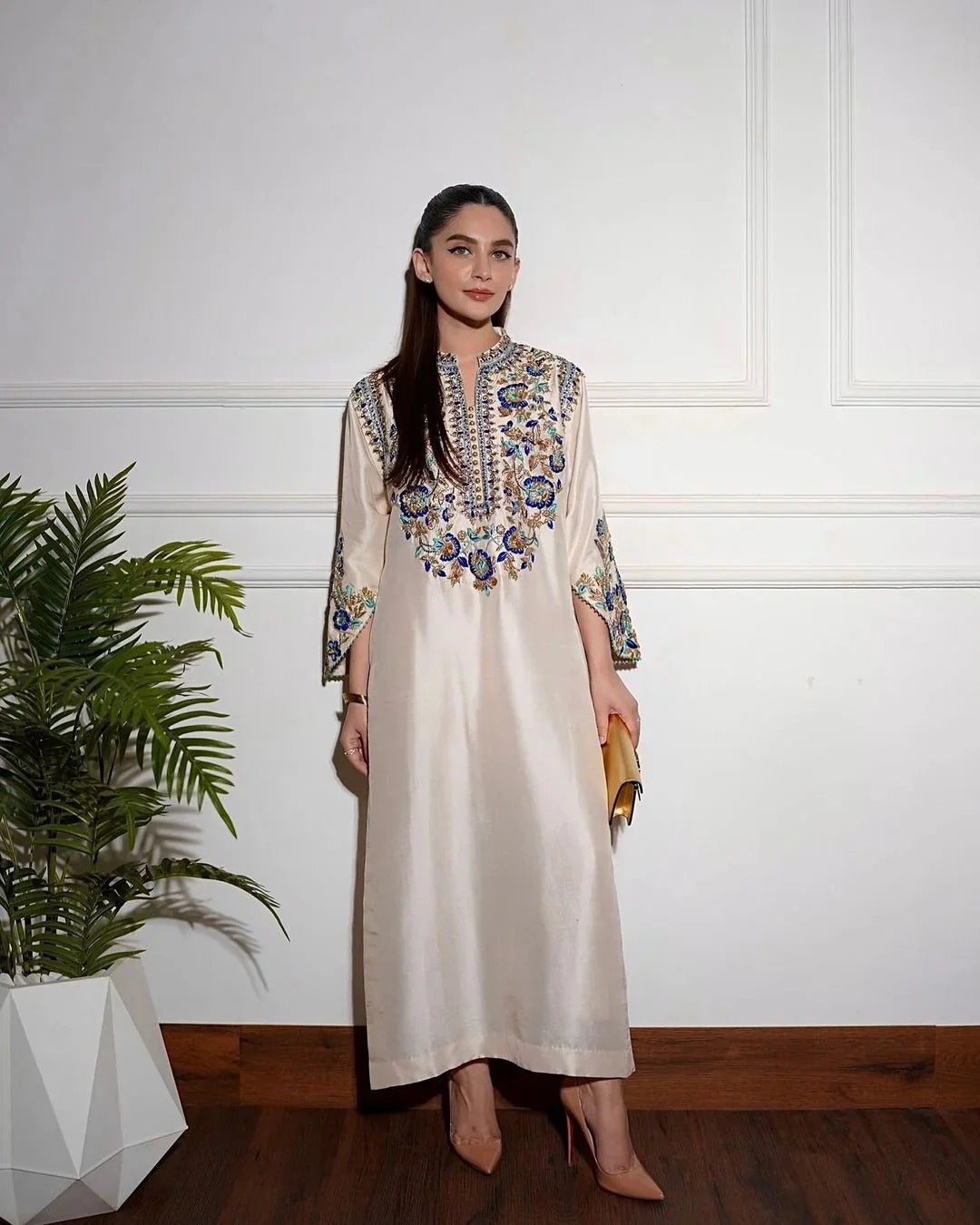 Alizay Saad – Ivory Embroidered Shirt with Flowing Dupatta
